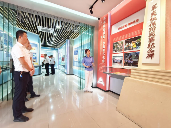 参观展览馆.png