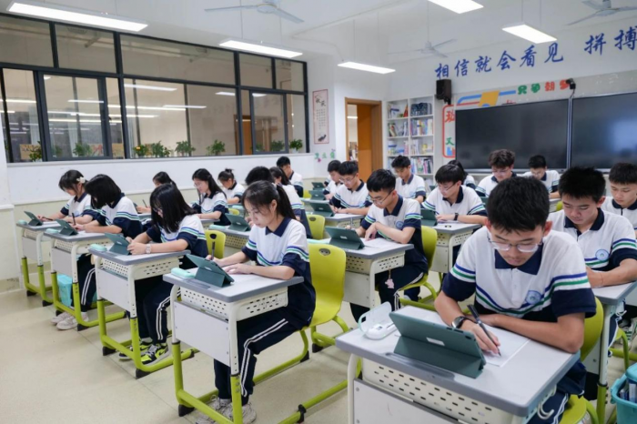 天立学子在百色AI智习室使用AI学伴图片2