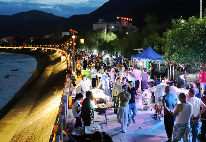 热闹的河堤夜市.jpg