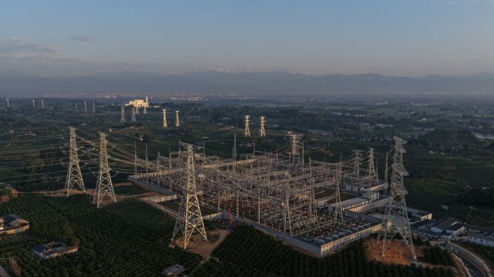 成都邛崃500千伏变电站全景。（陈翔 摄）.jpg