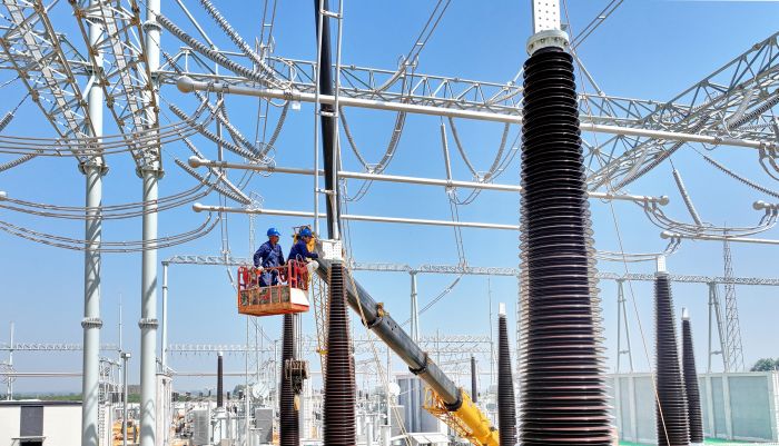 国网四川送变电公司作业人员在成都邛崃500千伏变电站内安装设备。（陈翔 摄）.jpg