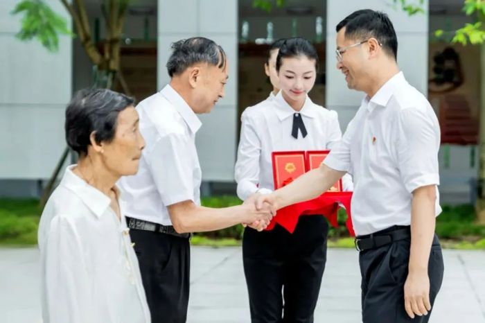 陈林强向老党员颁发“光荣在党50年”纪念章