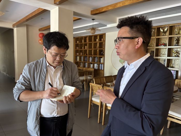 李强接受记者采访