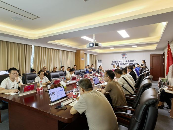 龙泉驿区委社工部、区住建局、区教育局、区商务局、区市场监管局、区机关事务局、区生态环境局、区文广体旅局区城管和综合执法局等11个区级重点部门和全区10个街镇相关负责人，并邀请4家物管企业代表、3家环卫公司代表等40余人_毒霸看图.jpg