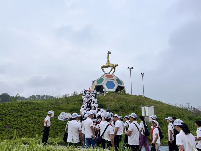 参观国家南方·连界足球竞训基地.jpg