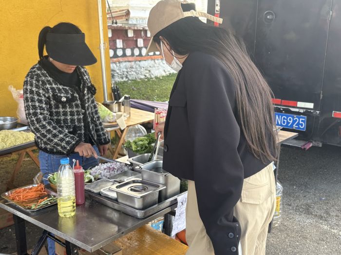 游客正在买烧烤.jpg