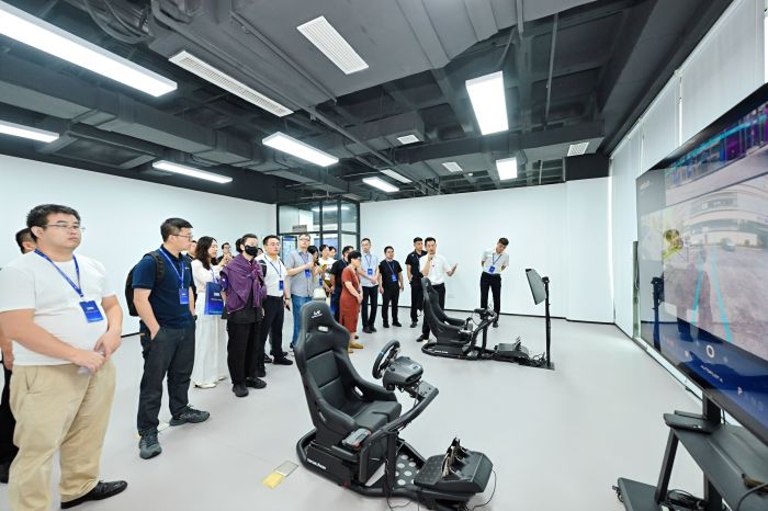 参赛团队参观高铁南片区企业
