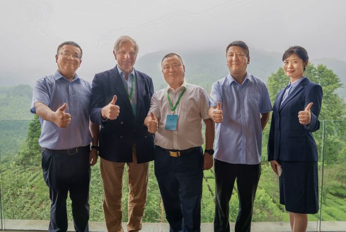 国际茶叶委员会主席伊恩·吉布斯视察“峨眉雪芽”茶业