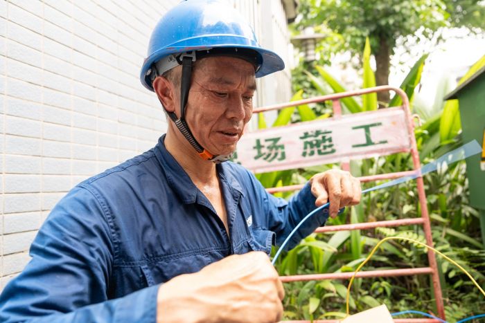 7月16日，国网成都供电公司青羊供电中心工作人员在培风小区开展配电变压器增容工作。（唐勇 摄）.jpg