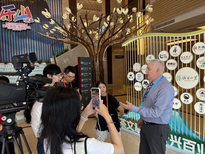 澳大利亚茶文化研究会创始董事大卫·莱恩斯接受记者采访
