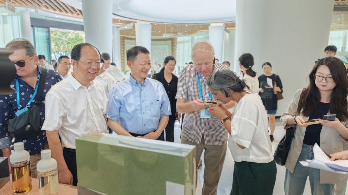 与会嘉宾参观考察犍为茉莉花开馆
