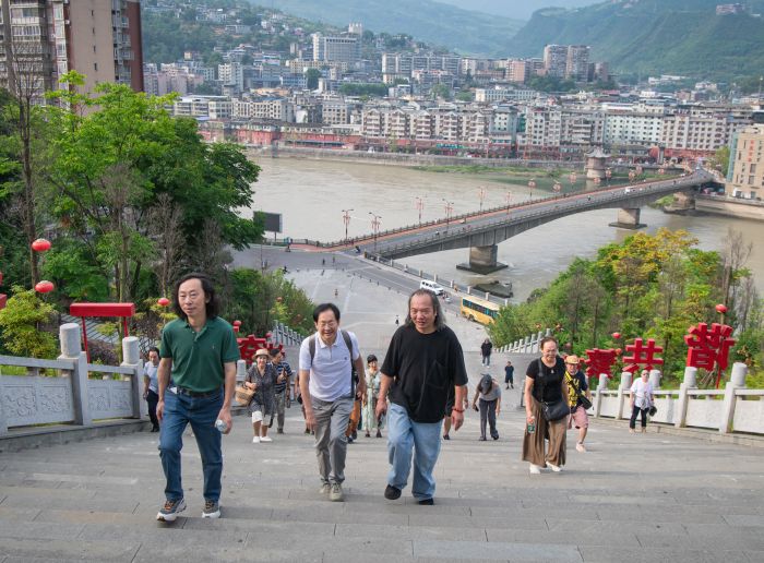 诗人们攀登背峰山