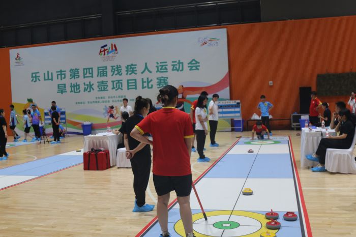 旱地冰壶比赛现场
