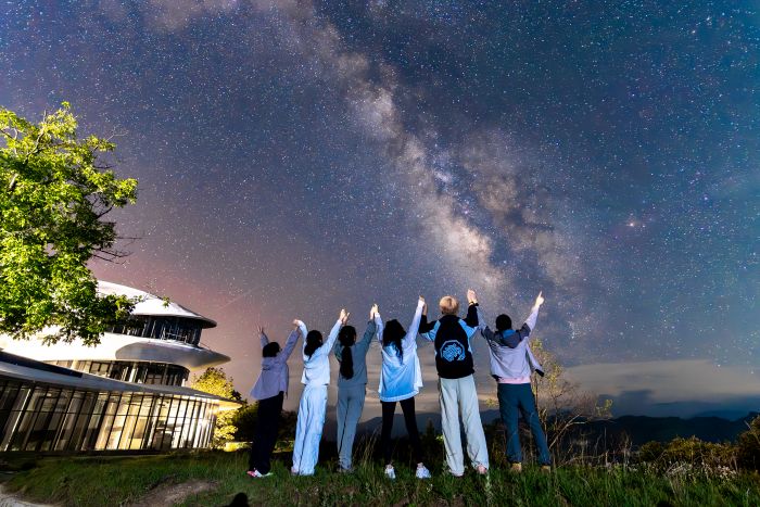 游客在光雾星河与银河同框.jpg