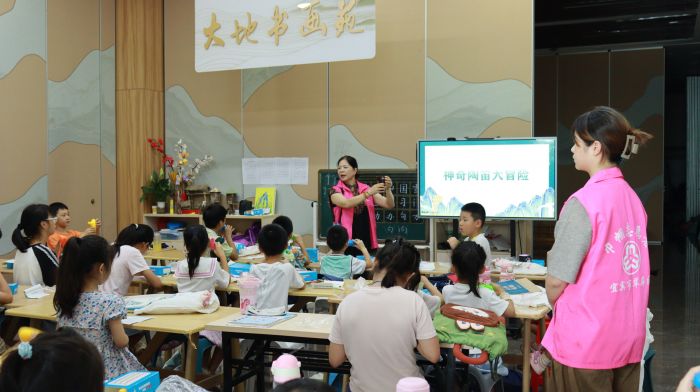 暑假期间，大地社区党群服务中心的暑托班内，每天有30 多名孩子参与由社区组织的传统文化体验、素质拓展等特色课程。 (1)