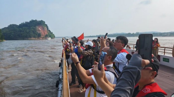 船上参观乐山大佛