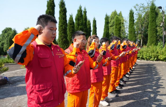 重温《国家电网共产党员服务队公约》.jpg