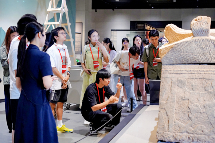 新生们在中国营造学社陈列馆参观