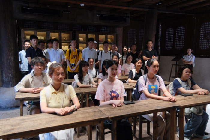 新生们在东岳庙追寻先辈们的足迹