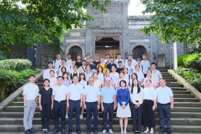 师生们在同济大学当年的办学旧址——东岳庙前合影