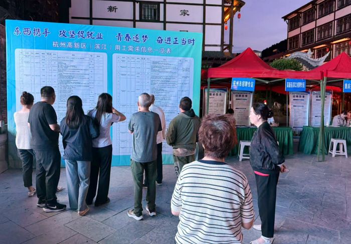 市民正在了解招聘岗位情况.jpg
