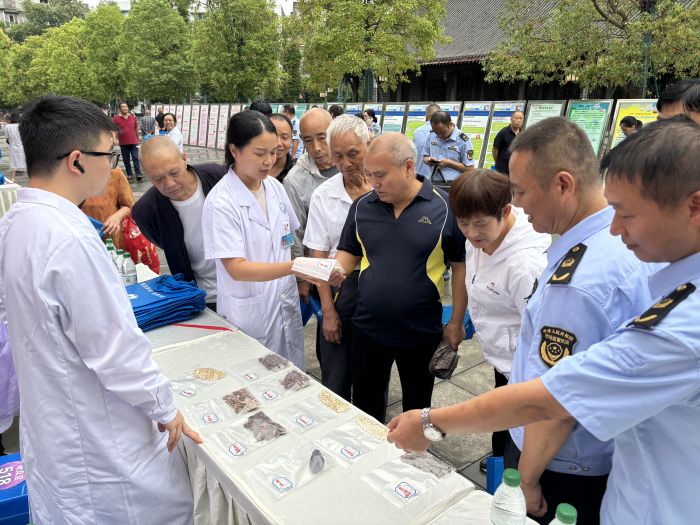 指导市民辨识假劣药品