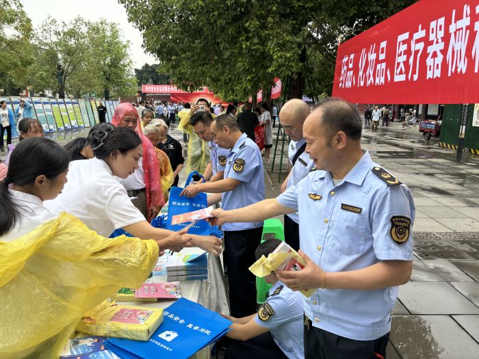 发放宣传资料