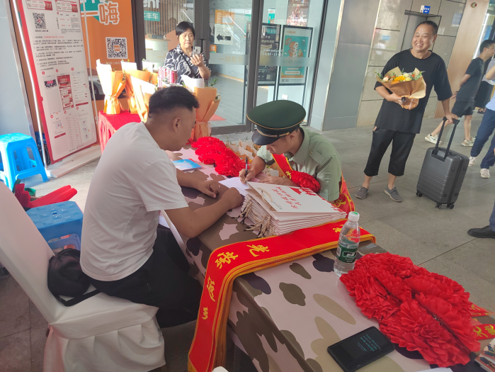 迎接退役军人光荣返乡.png