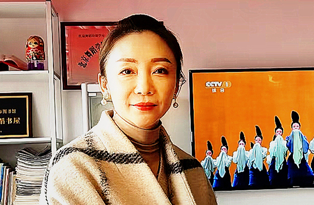 周莉亚向家乡赠送舞蹈作品光盘__副本