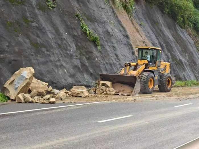 大型机械疏通道路.jpg