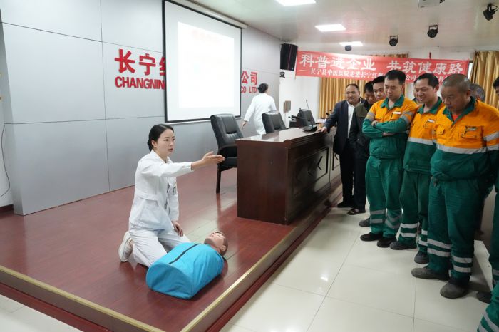 长宁县中医医院医护人员与企业工人现场交流心肺复苏等急救知识