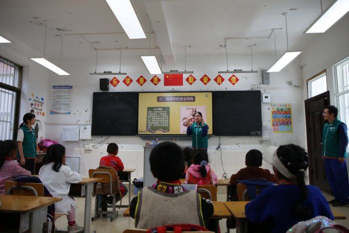 国网宝兴县供电公司志愿者在宝兴县硗碛藏族九年一贯制学校开展“安全用电知识进课堂”活动 。.jpg