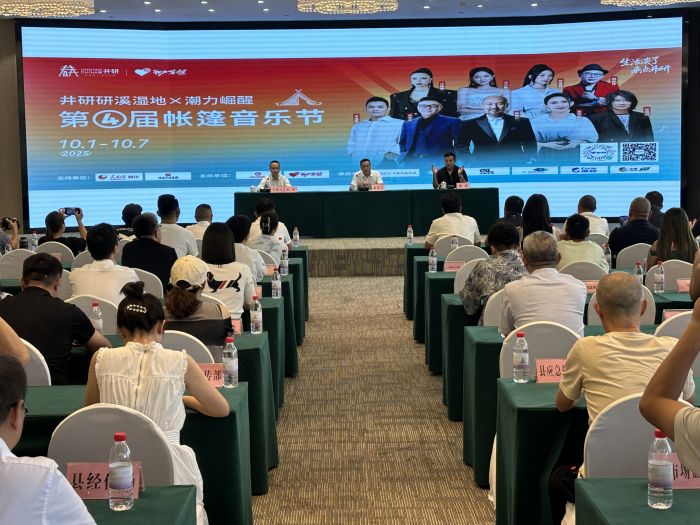 主办方介绍“潮力崛醒”帐篷音乐节活动情况