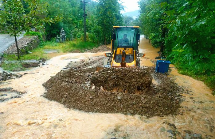 三堆镇组织大型机械疏通道路_副本.jpg