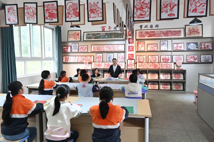 剪纸工作坊让非遗与传统文化完美结合.JPG