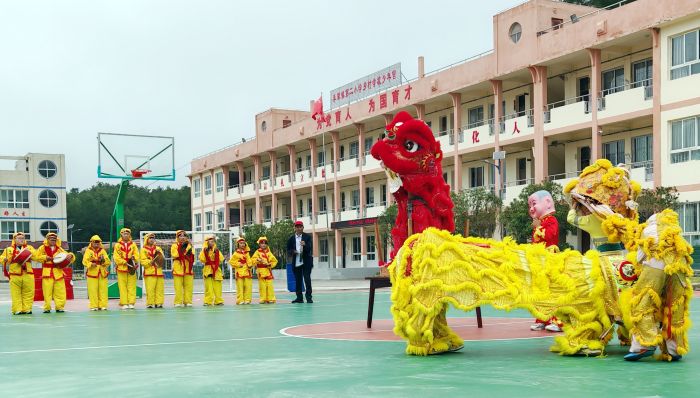李家镇第二小学的孩子们正在进行狮舞锣鼓表演.jpg