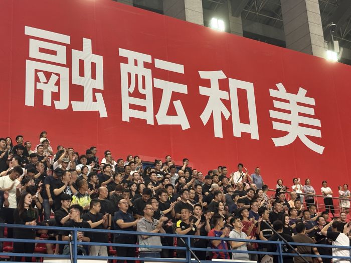 宜宾球迷在练习呐喊助威