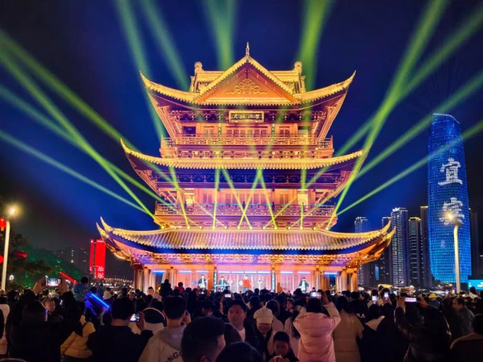市民游客打卡激光秀