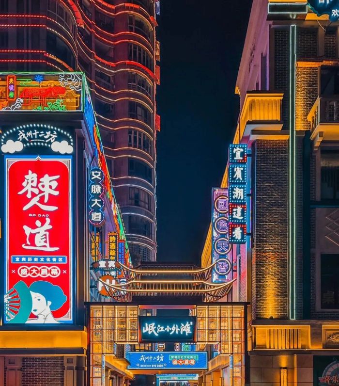 夜幕下的街区