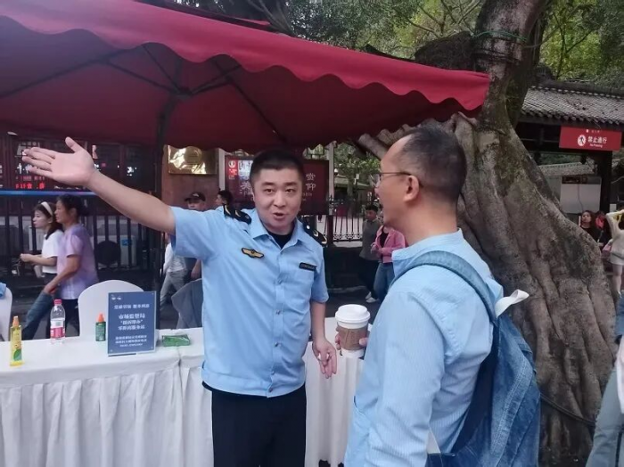 为游客引路