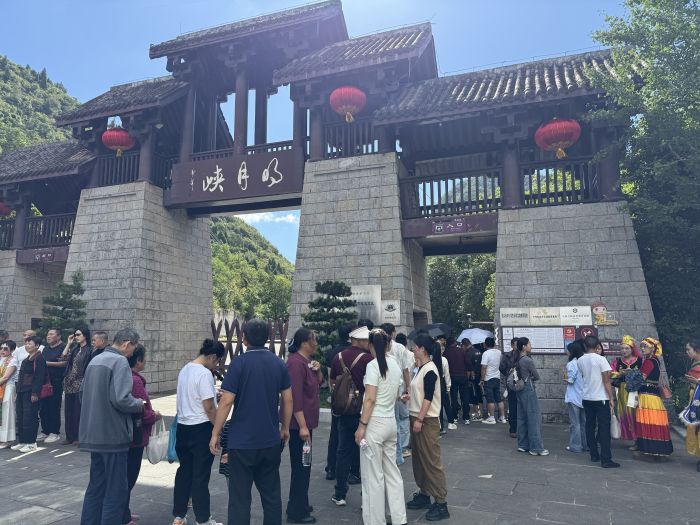 明月峡景区游客众多.jpg