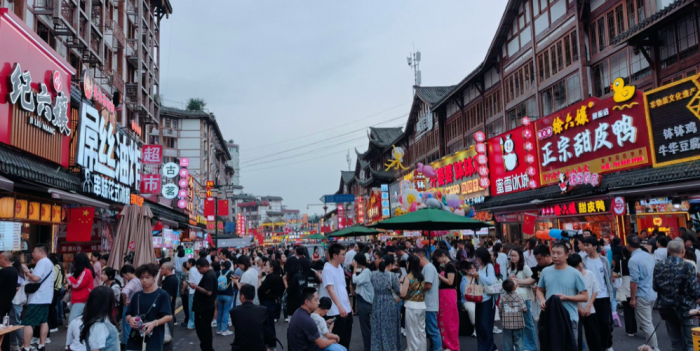“双节”期间，张公桥好吃街人流如织