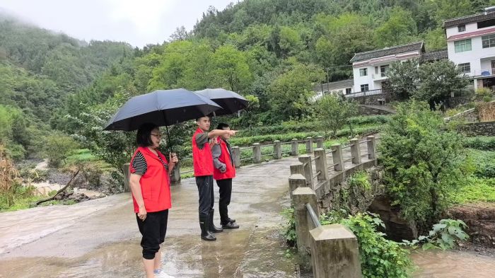 王新（中）和工作队现场察看山洪灾害点.jpg