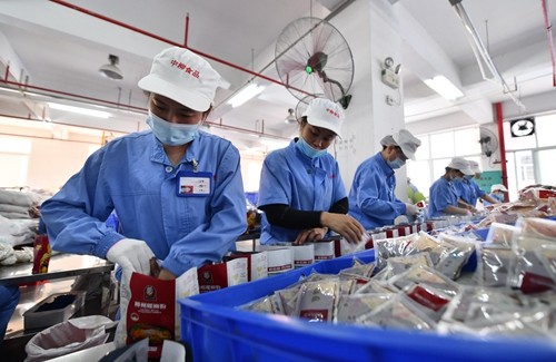 8月30日，在柳州市螺蛳粉产业园广西中柳食品科技有限公司生产车间，工人在生产线上包装螺蛳粉。 新华社记者 黄孝邦 摄.JPG