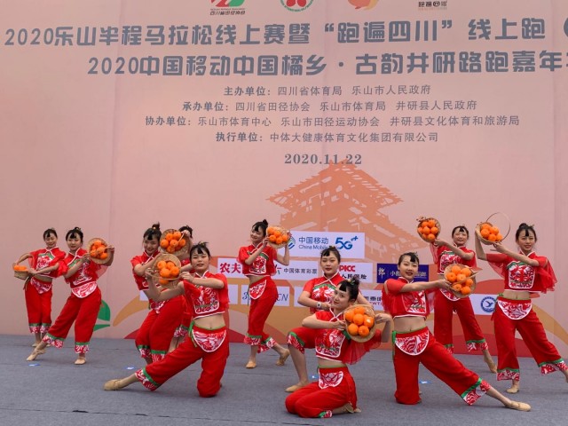 精彩的文艺表演.jpg