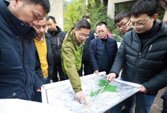 专家组到达现场开展路线方案论证工作  拍摄韩毅.png