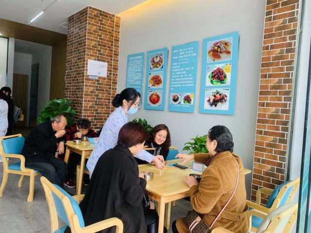老人在蓉逸好邻·新安居社区康养中心就餐.jpg
