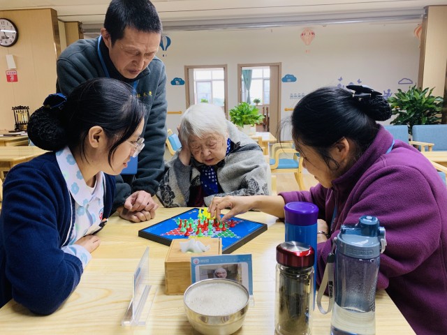 老人在蓉逸好邻·新安居社区康养中心下棋.jpg