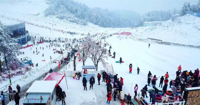 曾家山开启滑雪季.jpg