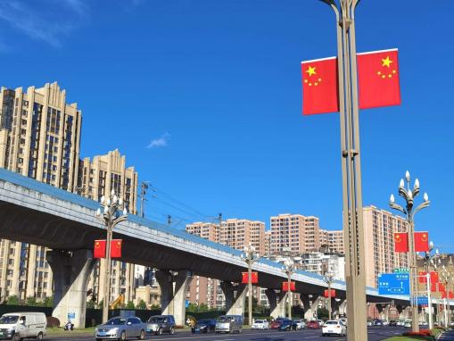 喜迎国庆 成都满城洋溢“中国红”